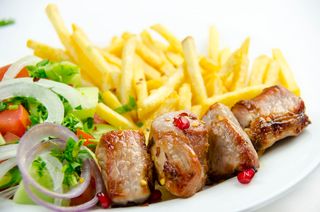 ღორის მწვადი კიტრი-პომიდვრის სალათთან ერთად