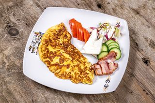 Mic dejun cu omleta / ouă ochiuri