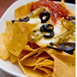 Nachos Con Queso y salsas