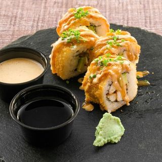 Uramaki tempurizado de pollo marinado