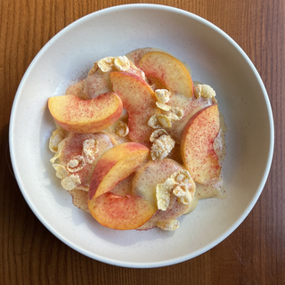 Сирники із соусом сабайон та персиком