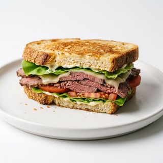 Bocadillo De Carne De Res, Vegetales, Queso Y Mayonesa