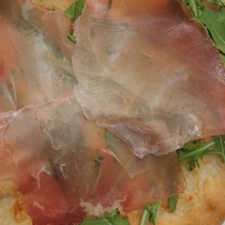 Mozzarella con rucola e crudo