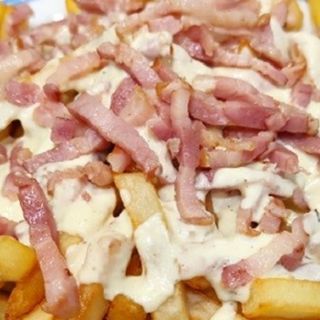 Papas fritas con jamón york y queso