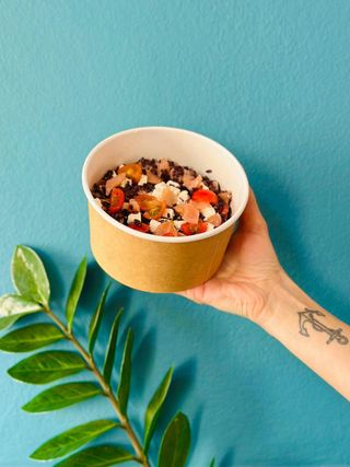 Riso venere con salmone affumicato