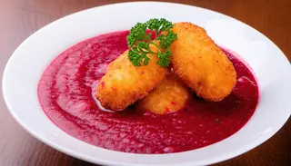 Barszcz czerwony z krokietem z mięsem