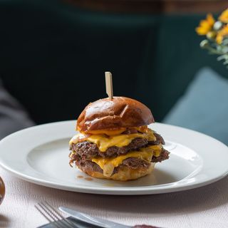 Бургер Смеш з подвійною котлеткою, сиром чеддер та пікантним соусом