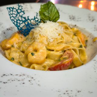 Прясна паста със скариди и чедър