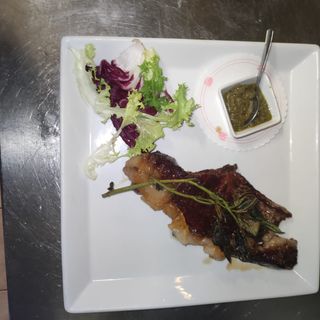 Controfiletto di charolais, salvia e aglio con salsa del curato o no