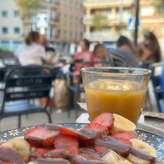 Creps + Fresas + 1 Salsa + Nata