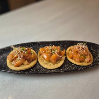 Tostitas (3) de Tartar de Salmón en Cítricos, Lima, y Siracha