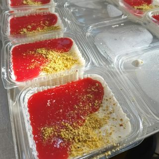 Yogur griego con coulis de mango y galleta rota casera de maiz (vegetariano y apto celíaco)