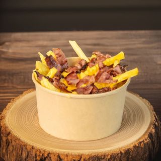 Patatas con queso cheddar y bacon