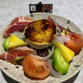 Ensalada De Queso De Cabra Caramelizado y Jamón Ibérico