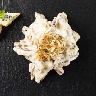 Vită in sos blue cheese și ceapă coaptă