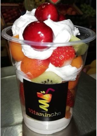 Voćna salata s proteinskim šlagom