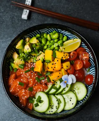 Poke Bowl z marynowanym łososiem (surowy)