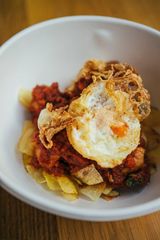 Atún con tomate y huevo frito