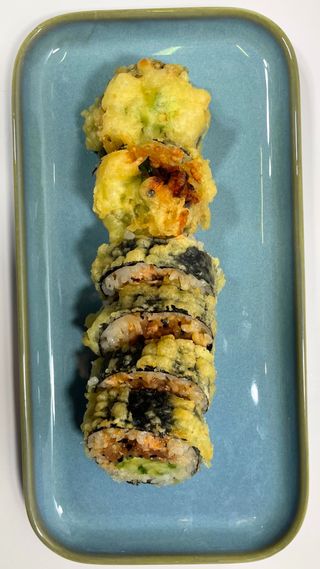 Futomaki pikantny tatar z łososia tempura