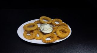 Цибулеві кільця з часниковим соусом (180г)