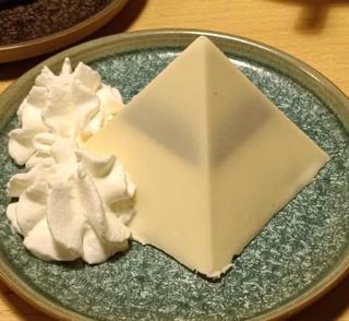 160.PIRAMIDE DE CHOCOLATE BLANCO