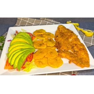 Plato combinado de dorada frita con patacones