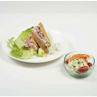  Sandwich Crémeux de thon   Avec salade de crudités