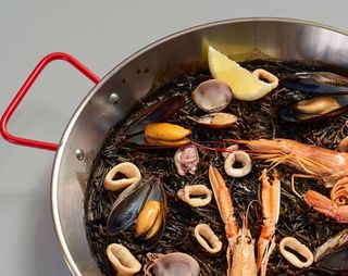 Fideuá negra de mariscos familiar para 2 personas