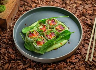 Roll fără orez cu ton, avocado și somon