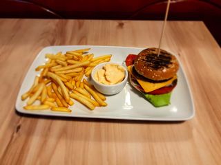 Burger cu cartofi prajiti