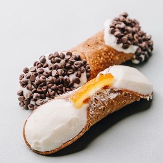 Cannolo con gocce di cioccolato
