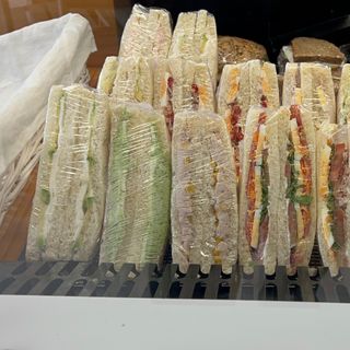 Sándwich De Masa Berros Y Queso Tierno