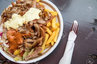 Doner especial plato, patatas con ensaladas y salsa