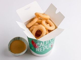 Цибулеві кільця фрі з перечним соусом