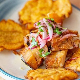 Chicharrón A Nuestro Estilo Con Patacones