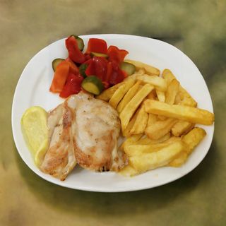 Piept de pui la gratar cu cartofi prajiti si muraturi