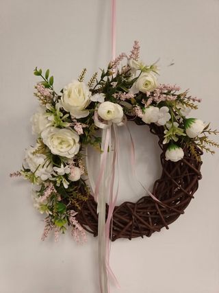 Wianek na podkładzie wiklinowym biało-różowy