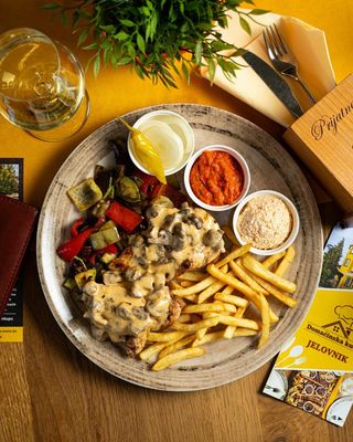 Pileći file u šampinjon sosu