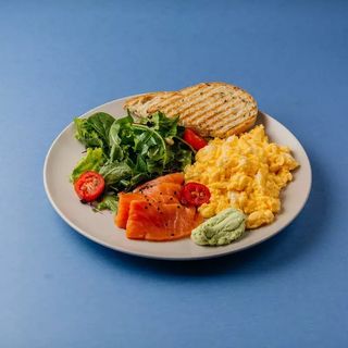 Скрэмбл с лососем