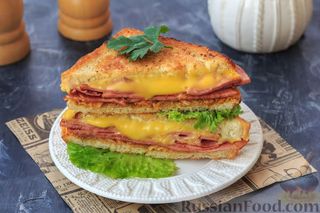 Сэндвич с колбасой и курицей