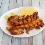 Chicharrón frito con arepa