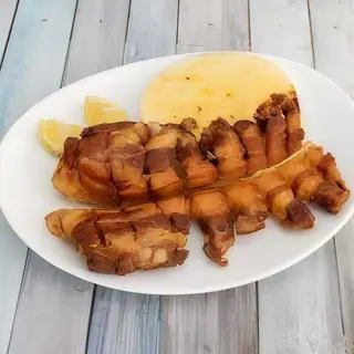 Chicharrón frito con arepa