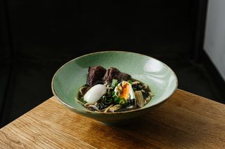 Orientalny bulion z marynowanym jajkiem