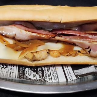 Pollo a la plancha con queso cebolla y bacon