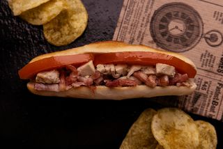 27 Montadito De Pollo Con Bacon Ahumado