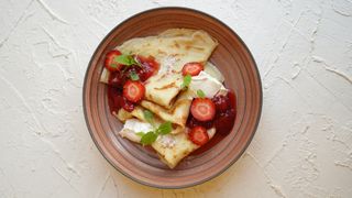 Блины с сметаной и клубникой