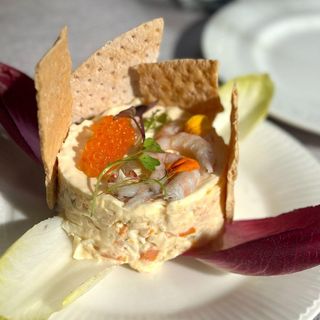 Ensaladilla rusa con gambas y huevas de trucha