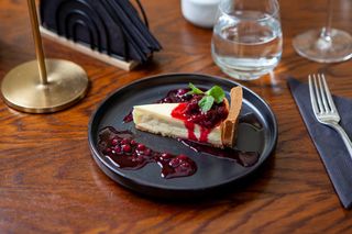 Cheesecake cu sos de fructe de pădure