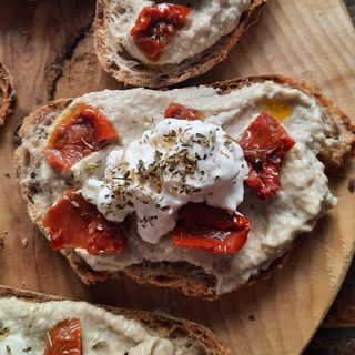 Bruschetta Burrata, colatura, alici, pomodori confit