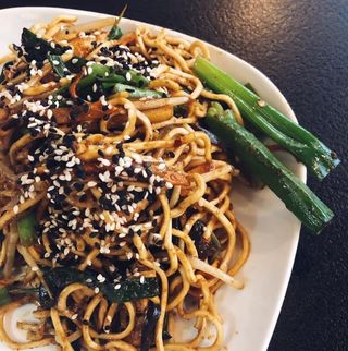 Nudle jajeczne z warzywami w sosie teriyaki dla dzieci